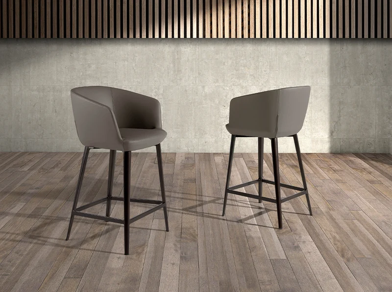 Angel Cerda Tabouret en croûte de cuir 4134