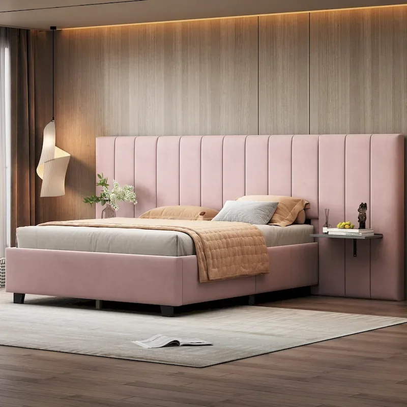 Lit plate-forme capitonné en velours rose avec tête de lit capitonnée surdimensionnée à chevrons et étagères latérales