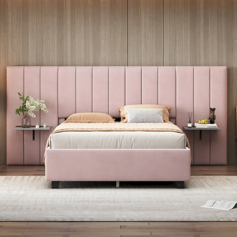 Lit plate-forme capitonné en velours rose avec tête de lit capitonnée surdimensionnée à chevrons et étagères latérales