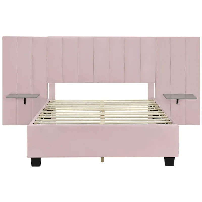 Lit plate-forme capitonné en velours rose avec tête de lit capitonnée surdimensionnée à chevrons et étagères latérales