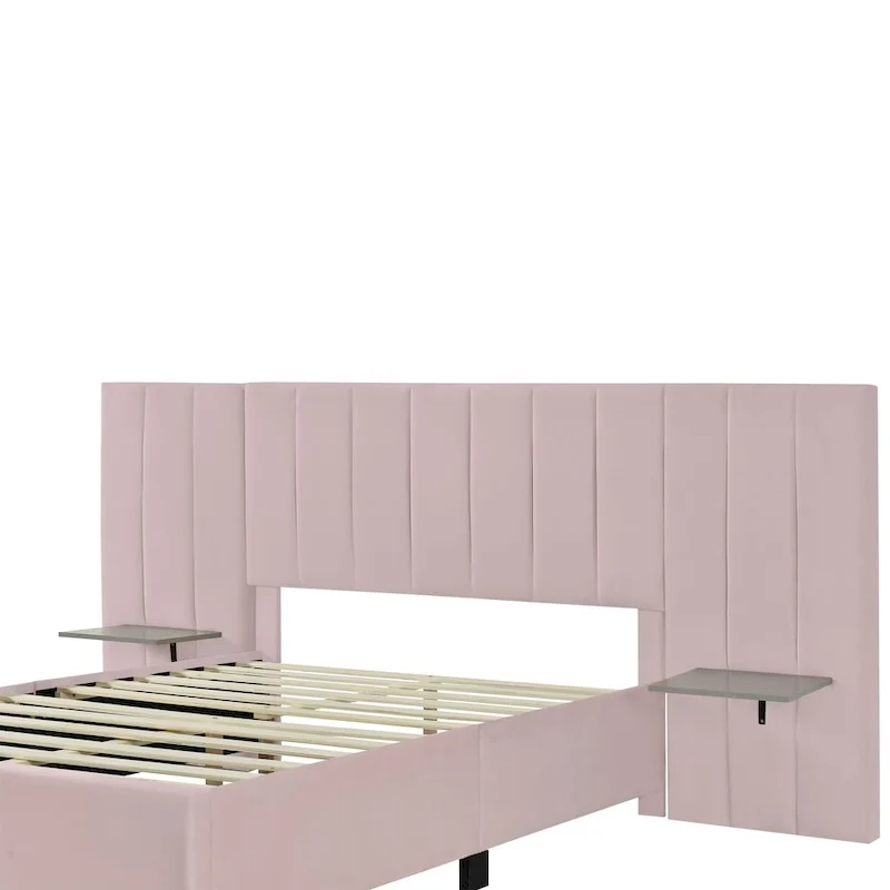 Lit plate-forme capitonné en velours rose avec tête de lit capitonnée surdimensionnée à chevrons et étagères latérales