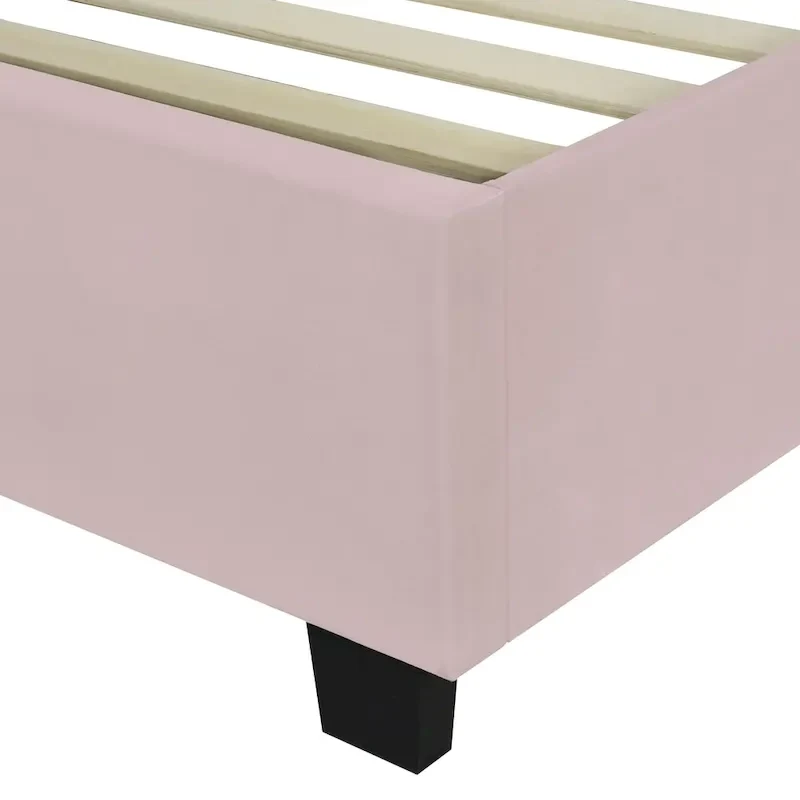 Lit plate-forme capitonné en velours rose avec tête de lit capitonnée surdimensionnée à chevrons et étagères latérales