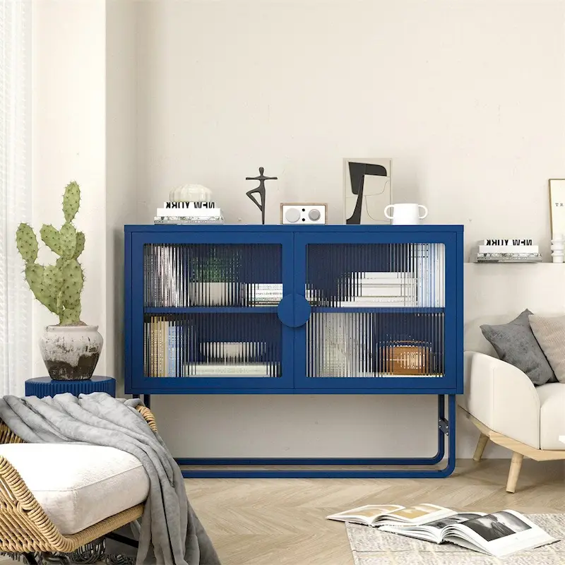 Buffet de rangement en métal bleu avec portes en verre cannelé et étagères réglables