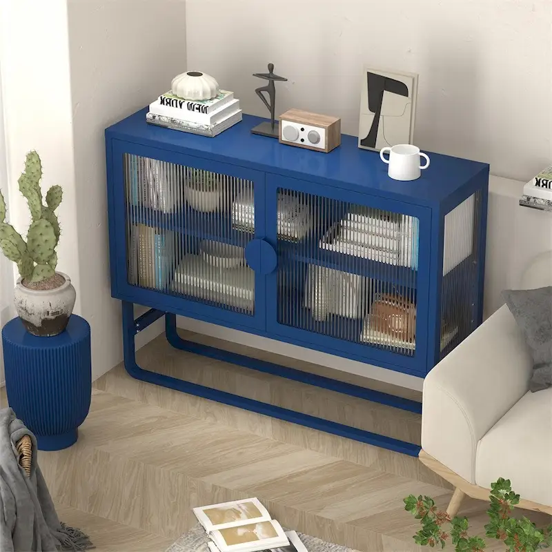 Buffet de rangement en métal bleu avec portes en verre cannelé et étagères réglables
