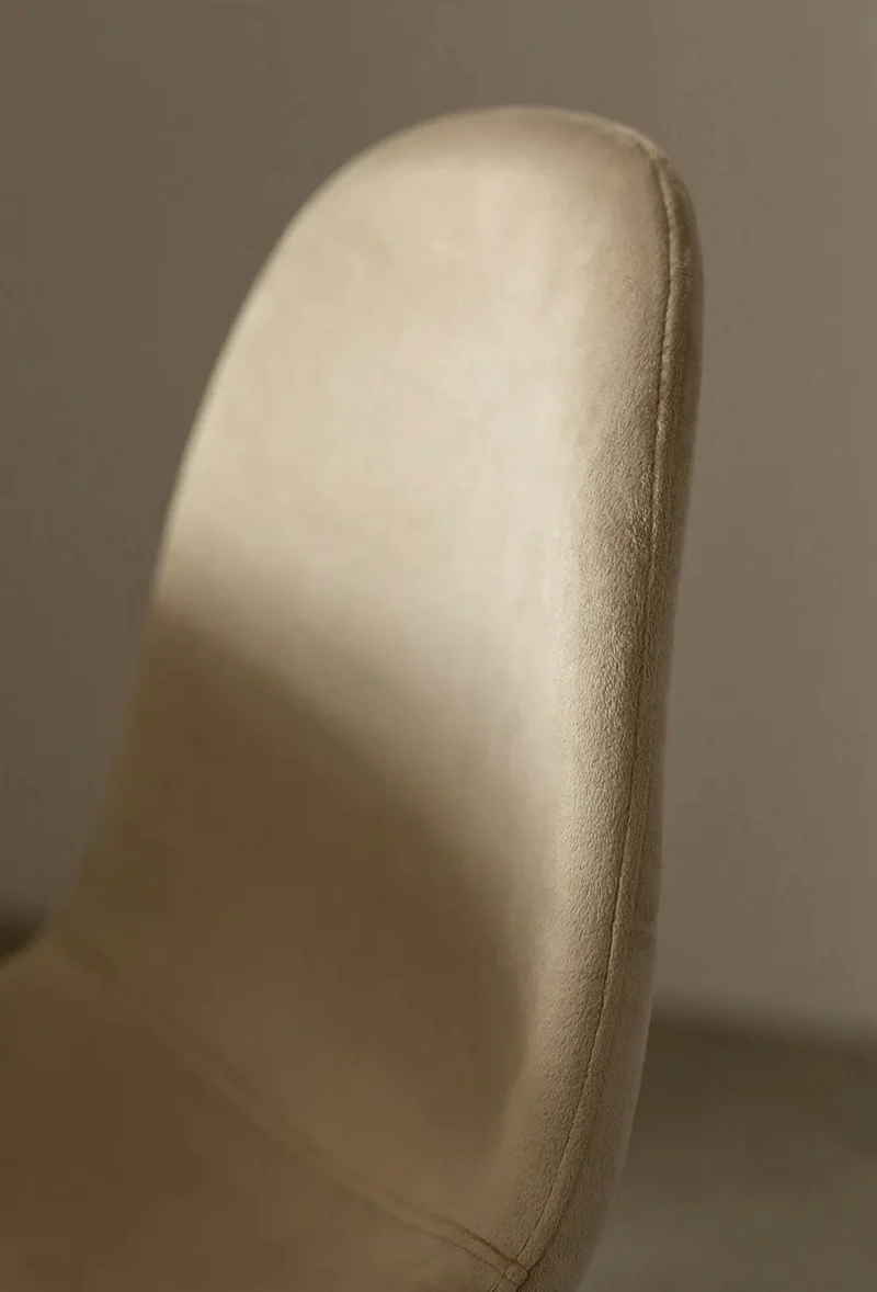 Chaise Scandi – Velours anti-tache & piètement doré