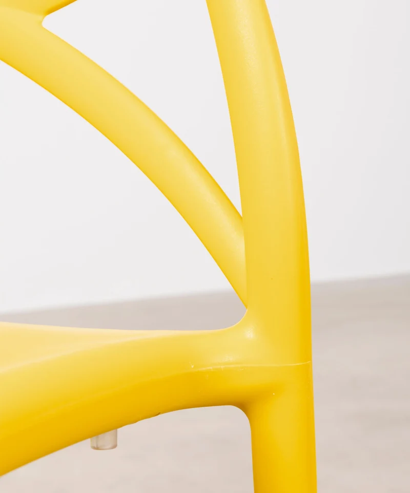 Silla de Polipropileno con Reposabrazos Maestro Arms