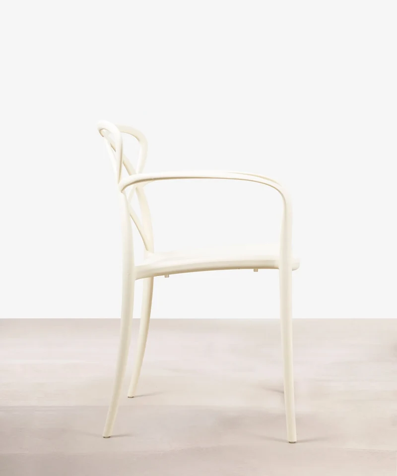 Silla de Polipropileno con Reposabrazos Maestro Arms