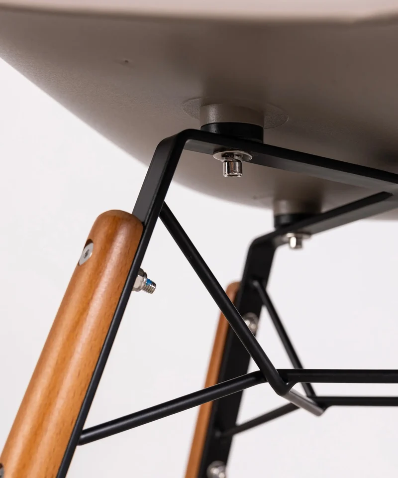Silla de Polipropileno y Madera con Reposabrazos Elon Arms