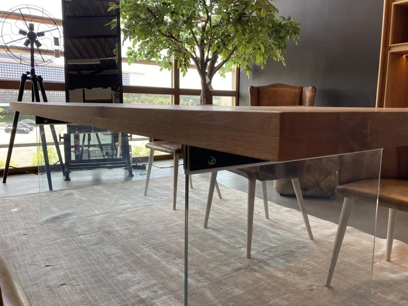 Table en chêne massif "NUBE" avec Pieds en Verre Trempé