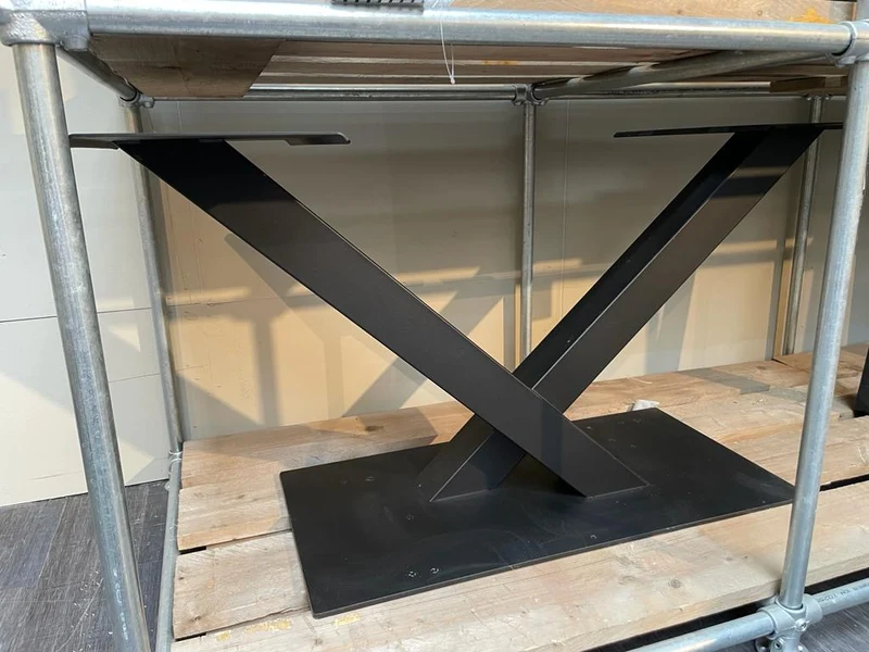 Pied de Table Central "Forme V" en Métal Noir Mat