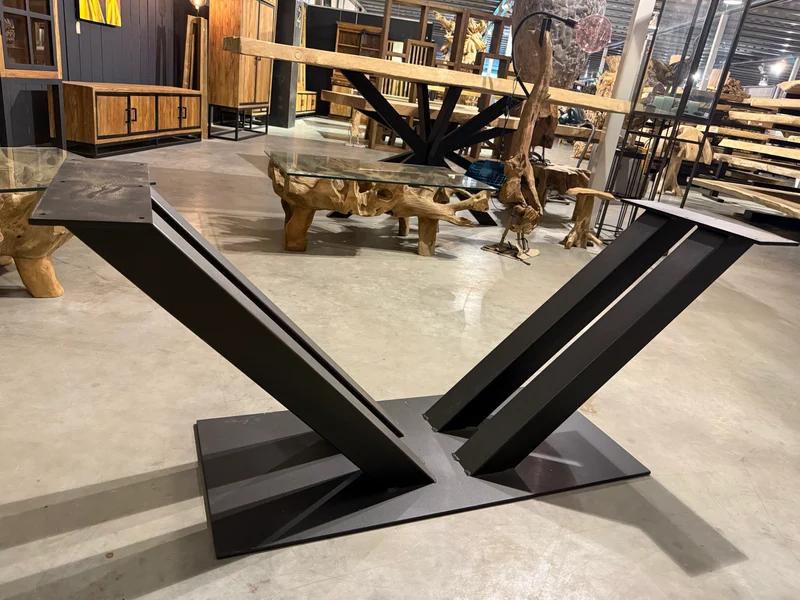 Pied de Table Central "Forme V" en Métal Noir Mat