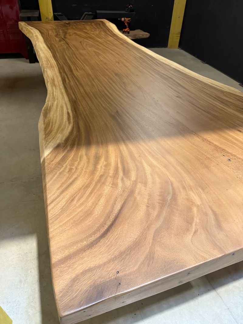 Table en Bois de Suar Massif sur Mesure - Pièce Unique d'Ébéniste