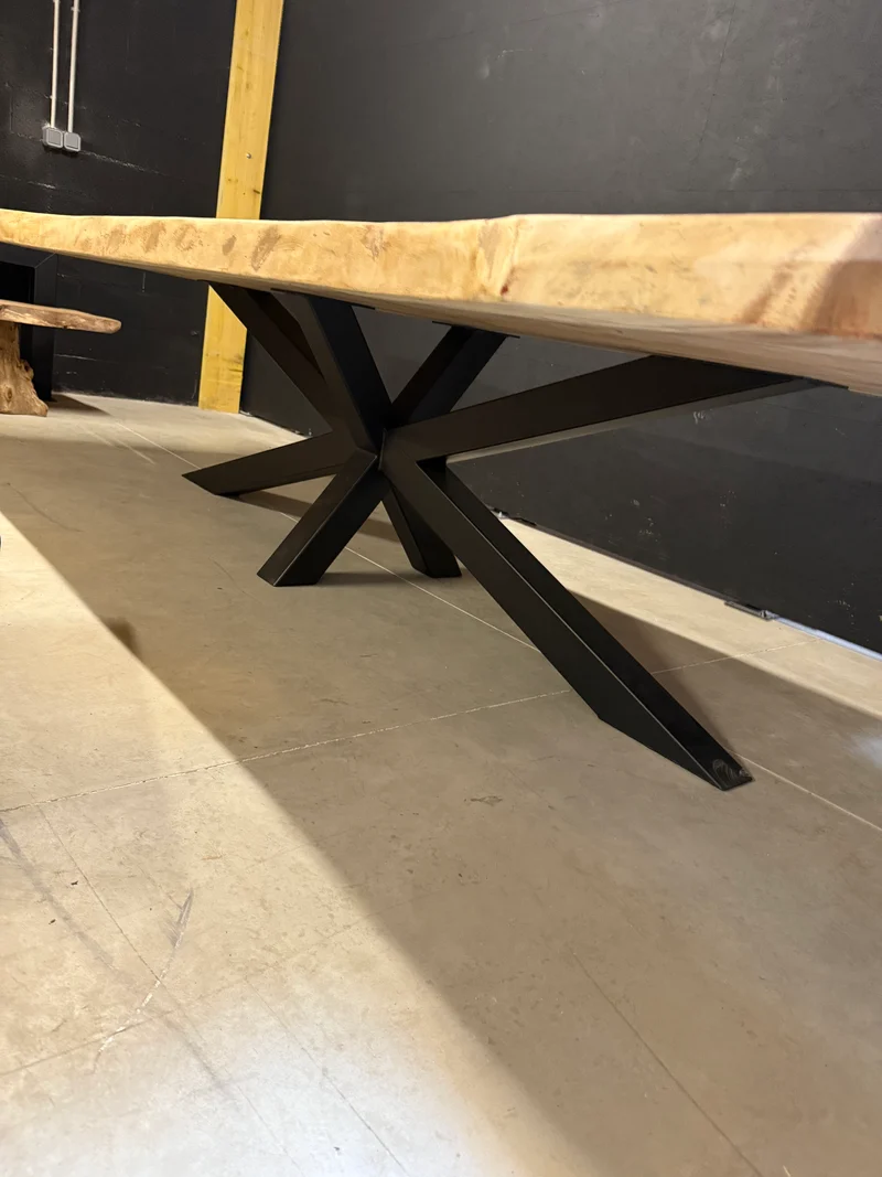 Table en Bois de Suar Massif sur Mesure - Pièce Unique d'Ébéniste