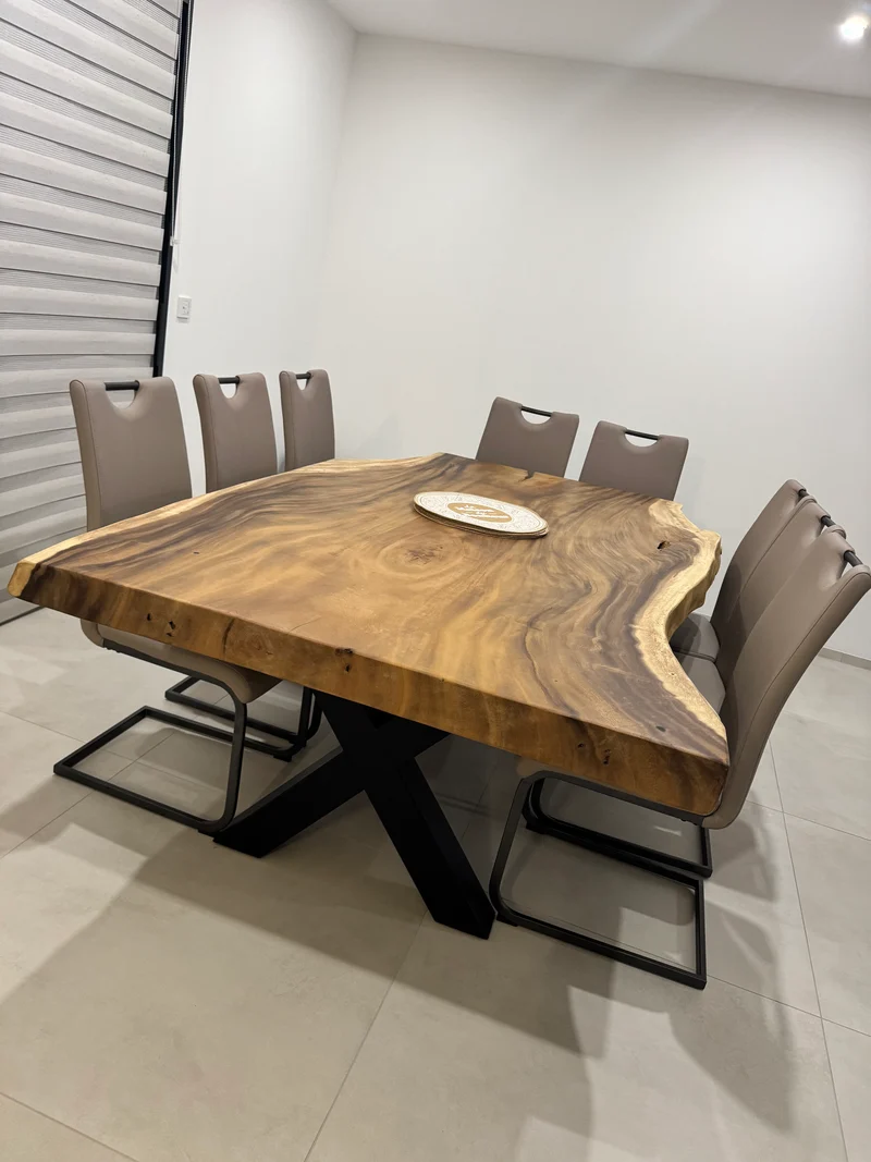 Table en Bois de Suar Massif sur Mesure - Pièce Unique d'Ébéniste