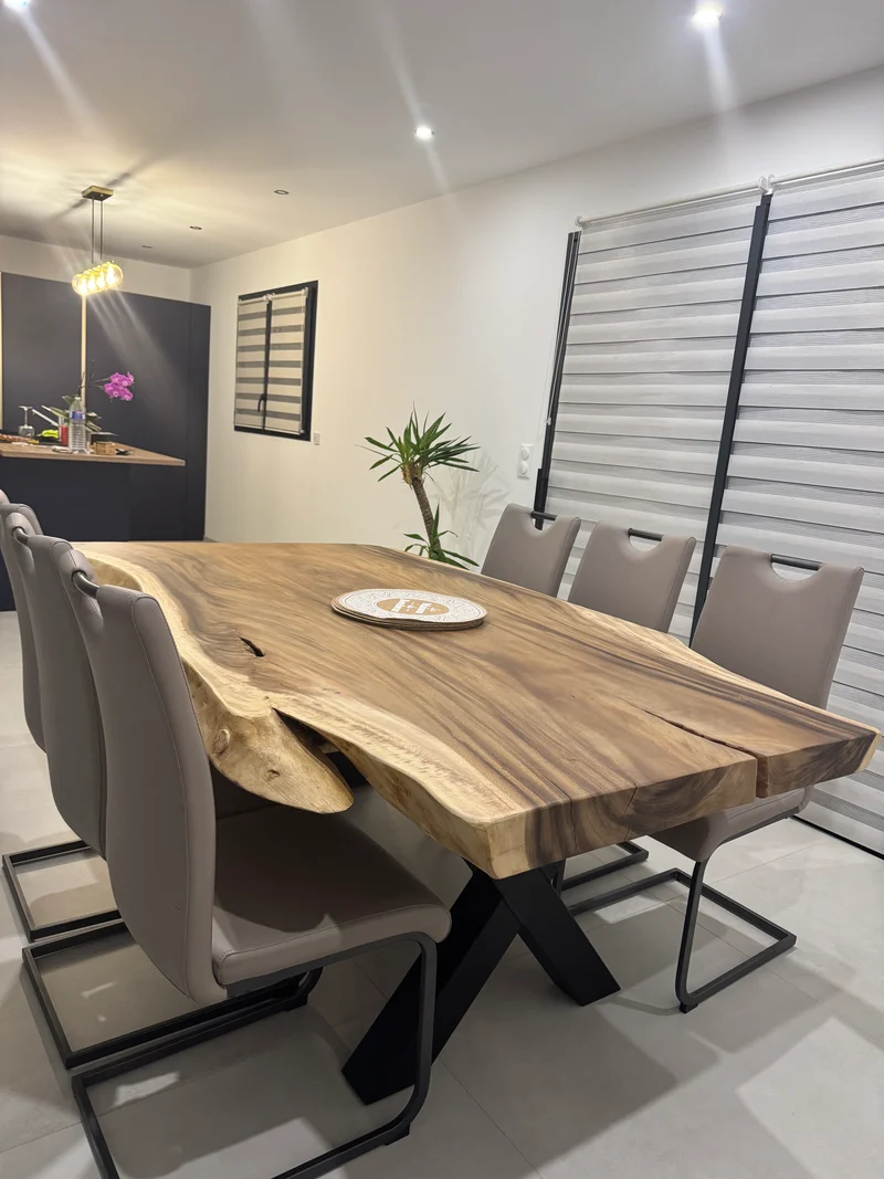 Table en Bois de Suar Massif sur Mesure - Pièce Unique d'Ébéniste