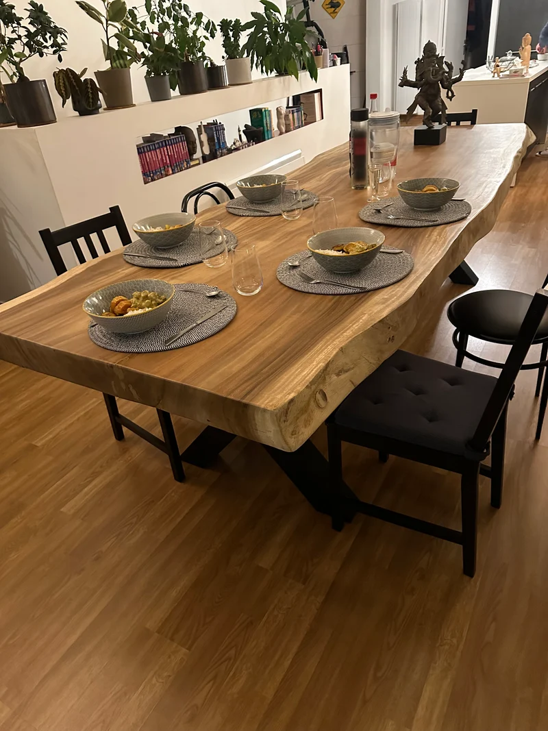 Table en Bois de Suar Massif sur Mesure - Pièce Unique d'Ébéniste