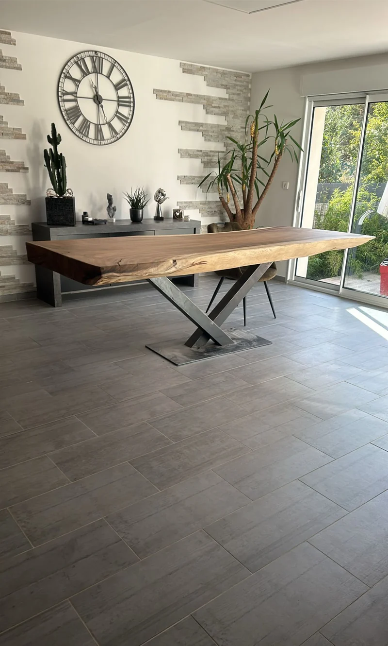 Table en Bois de Suar Massif sur Mesure - Pièce Unique d'Ébéniste