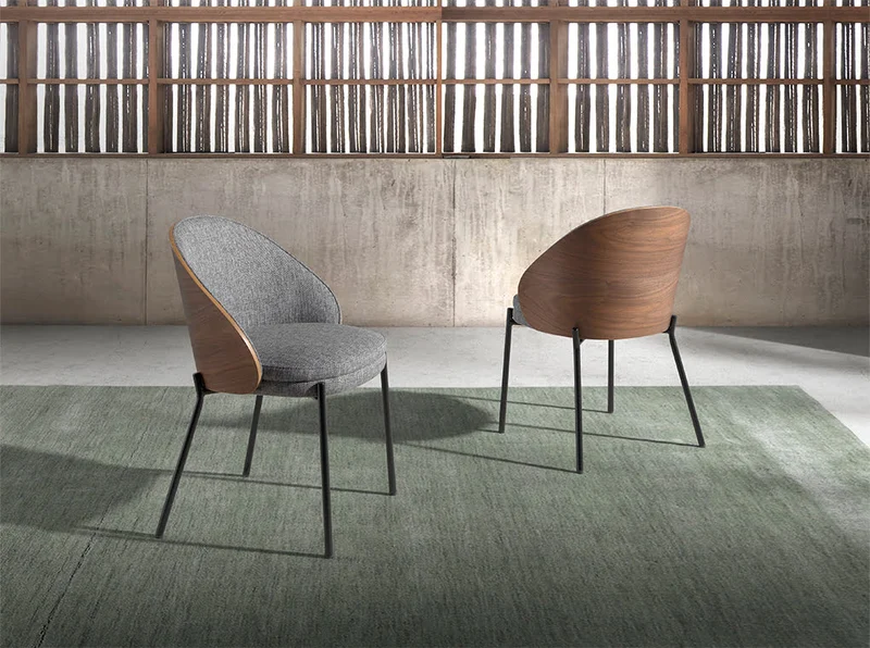 Chaise de salle à manger design en tissu gris et dossier noyer – Angel Cerdá 4115