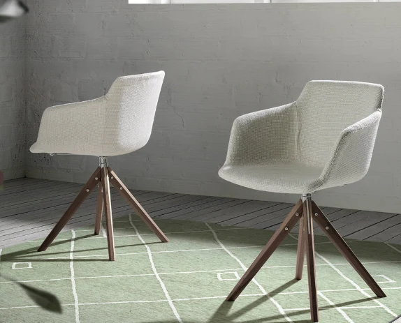 Chaise pivotante en tissu beige