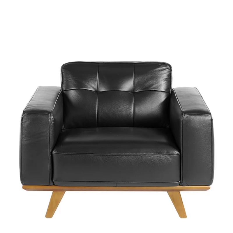 Fauteuil en cuir noir et pied en bois Angel Cerda