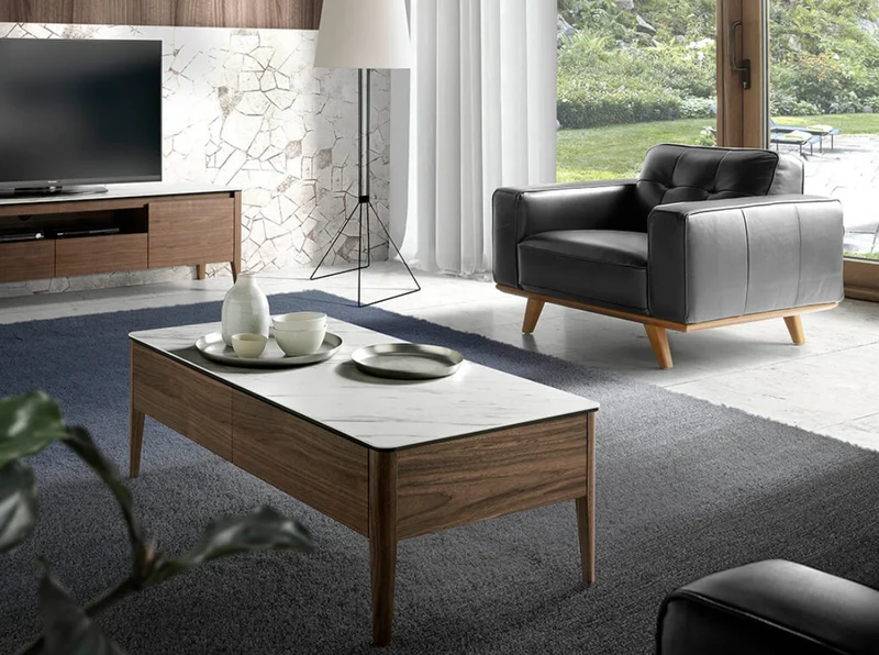 Fauteuil en cuir noir et pied en bois Angel Cerda