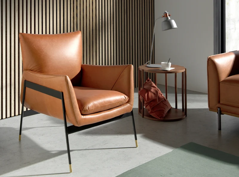 Fauteuil en cuir et pied en acier noir Angel Cerda