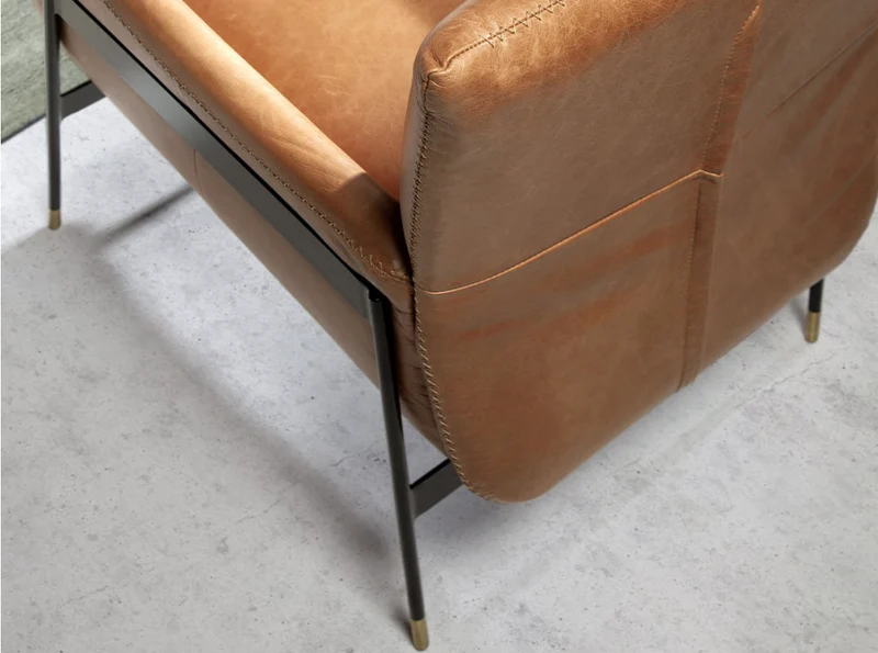 Fauteuil en cuir et pied en acier noir Angel Cerda