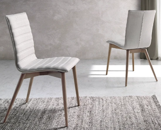 Chaise de salle à manger en tissu et bois noyer – Angel Cerdá 4031
