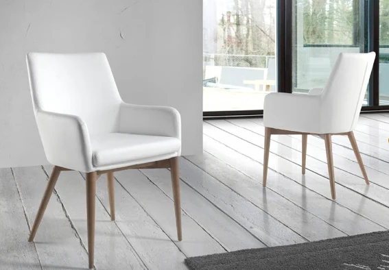 Chaise de salle à manger en similicuir blanc avec pieds en bois noyer – Angel Cerdá 4006