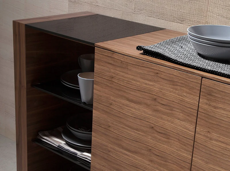 Buffet design en noyer avec verre teinté noir – Angel Cerda 3140