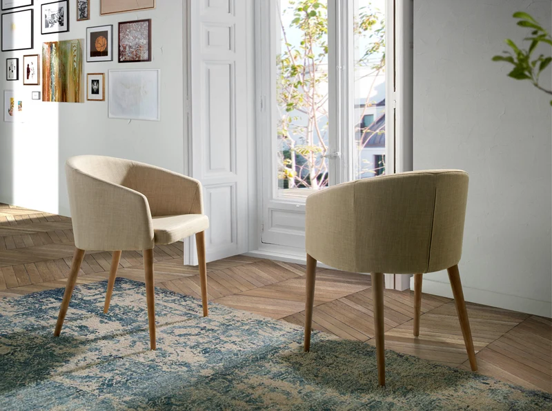 Chaise design en tissu beige & pieds bois noyer – Angel Cerdá 4007