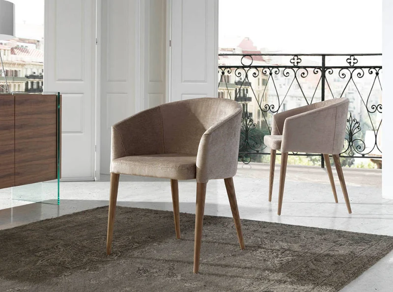 Chaise design en tissu beige & pieds bois noyer – Angel Cerdá 4007