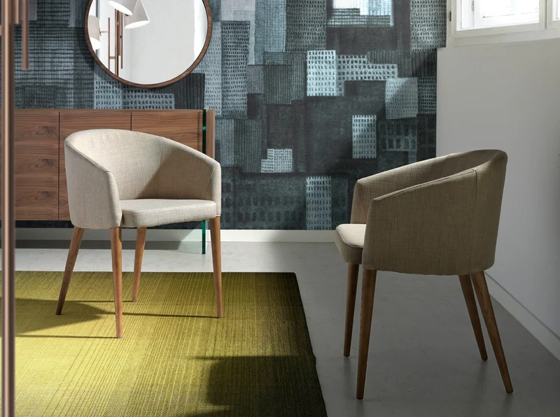 Chaise design en tissu beige & pieds bois noyer – Angel Cerdá 4007