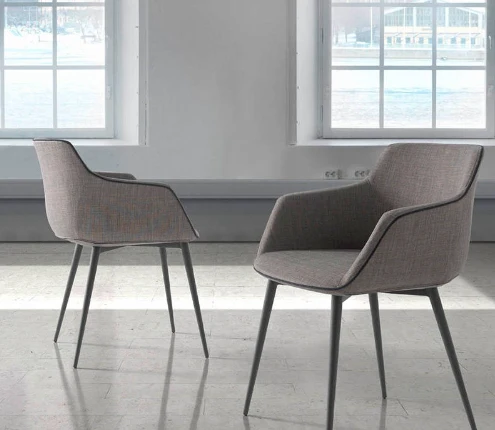 Chaise design capitonné en tissu gris et structure en acier noir – Angel Cerdá 4005