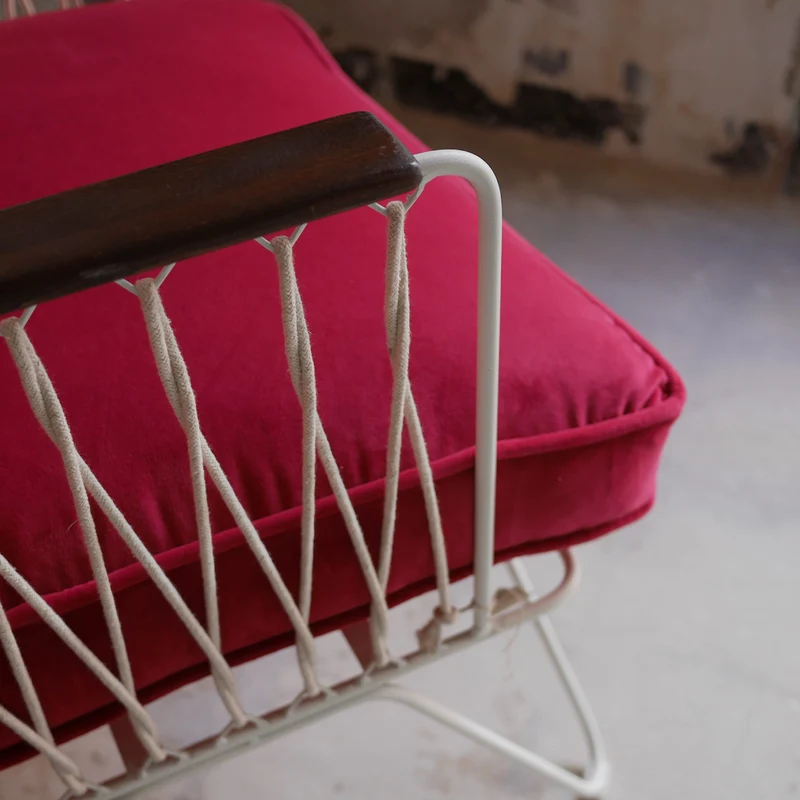 Fauteuil Croisette Velours fuchsia structure blanc accoudoir bois foncé