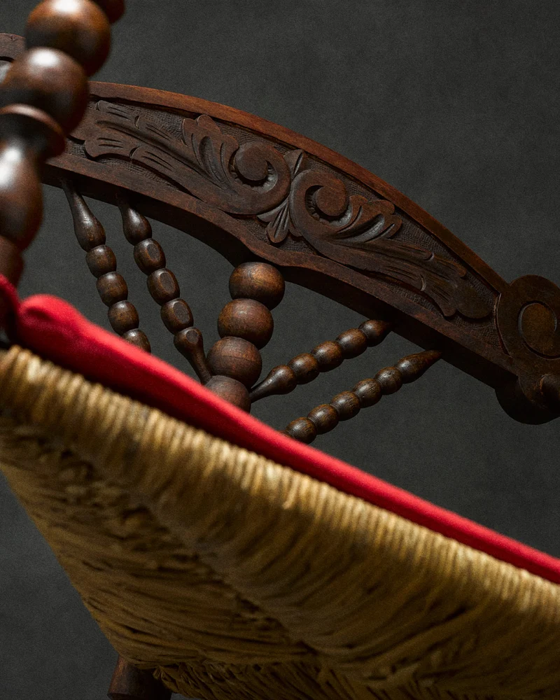 triangular bobbin chair