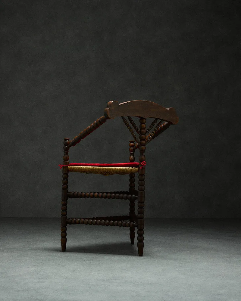 triangular bobbin chair