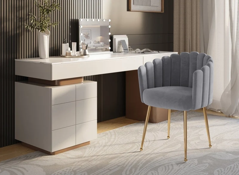 Chaise en velours gris pieds en métal doré HAYDEN