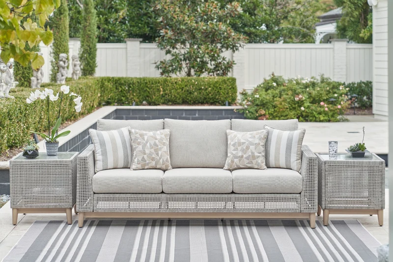 Sofa extérieur en tissu Nuvella et en osier gris pâle avec coussins - Seton Creek