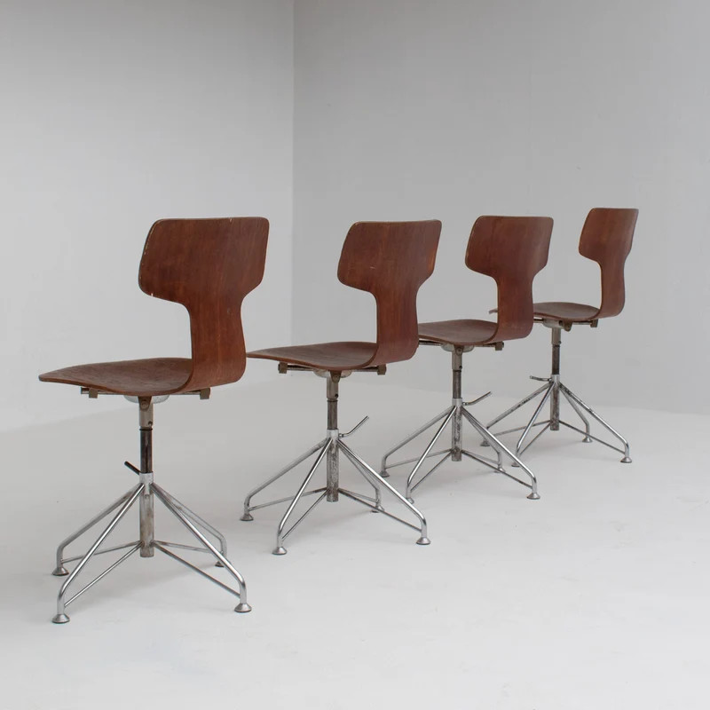 Set of 4 Arne Jacobsen Chairs